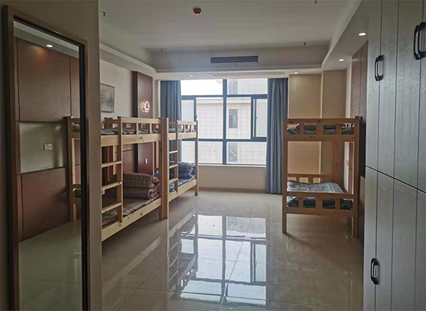 致硕六人间宿舍